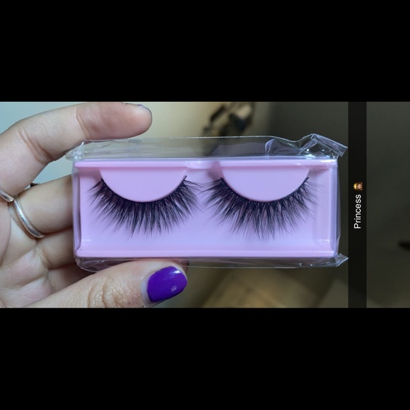 Lashes - Picture 3 of 8